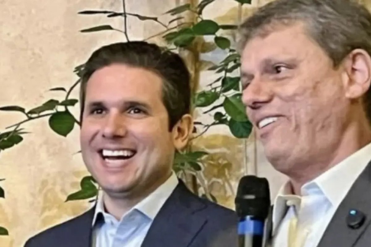 Aliados aconselham Tarcísio de Freitas a não ir para PL, afim de evitar alinhamento com 'extrema direita'