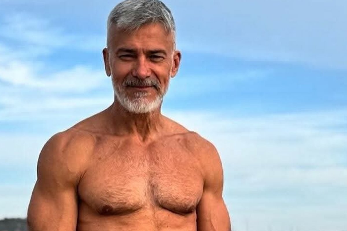 Vivendo em Portugal, galã de novelas da Globo surge em plena forma aos 56 anos!