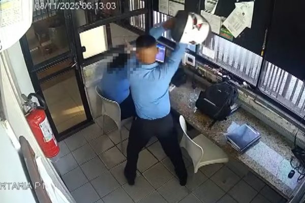 [Vídeo: porteira é agredida por colega de trabalho com capacete em Salvador]