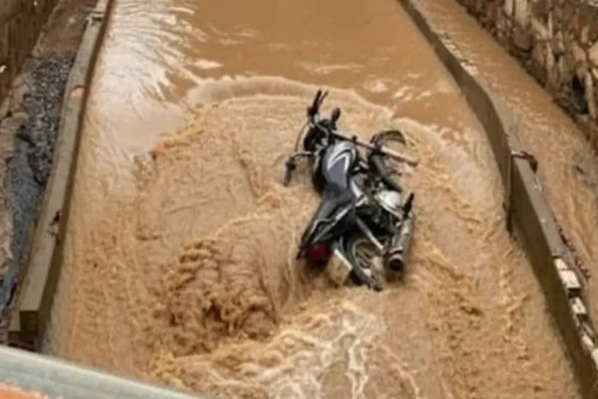 Famílias desalojadas, ruas alagadas e queda de poste: forte chuva causa estragos na região sudoeste da Bahia