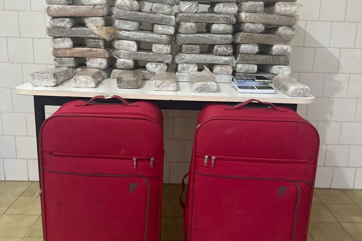 PMs apreendem 54 kg de droga e detém adolescente no extremo sul da Bahia 