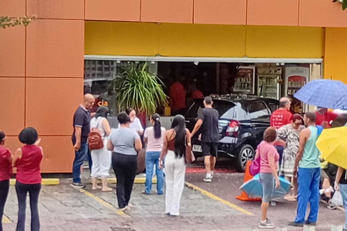 Carro perde controle e invade delicatessen na Graça