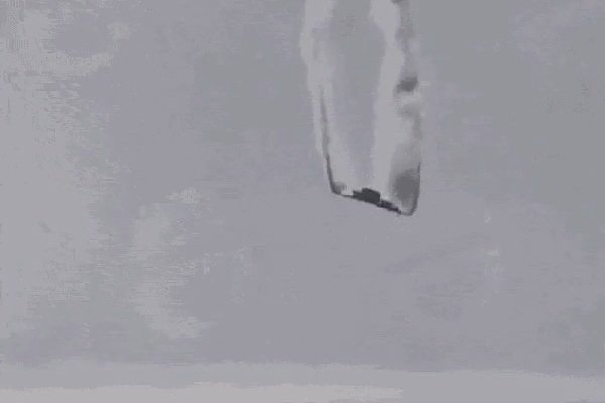 Vídeo: avião militar se desintegra no ar e cai com 20 pessoas a bordo nos EUA 