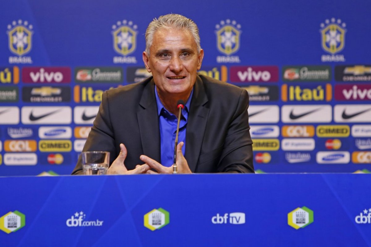 Em coletiva, Tite esconde time titular e pede apoio da torcida