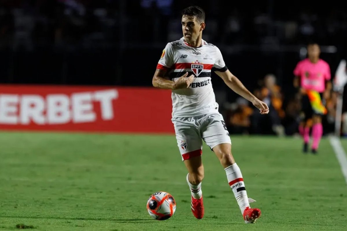 Oscar, do São Paulo, apresenta alterações no coração durante exames e é encaminhado para hospital 