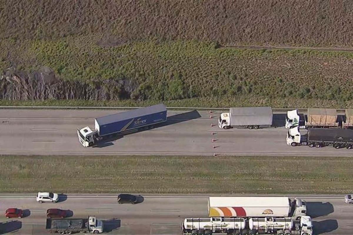 Km 44 do Rodoanel, na Grande São Paulo, é interditado por ameaça de bomba; caminhão está atravessado na pista