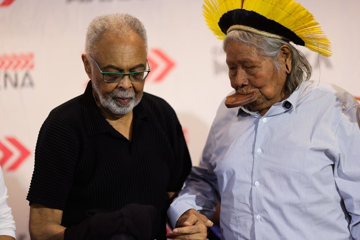 Pertencimento à natureza não passa nem depois da morte, diz Gilberto Gil ao lado de Raoni