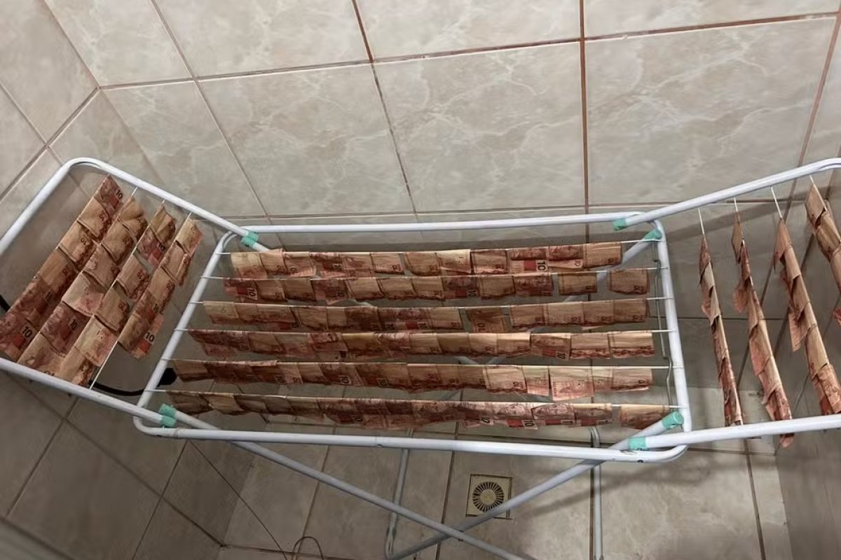 Polícia encontra cédulas penduradas em varal durante operação contra lavagem de dinheiro em SC