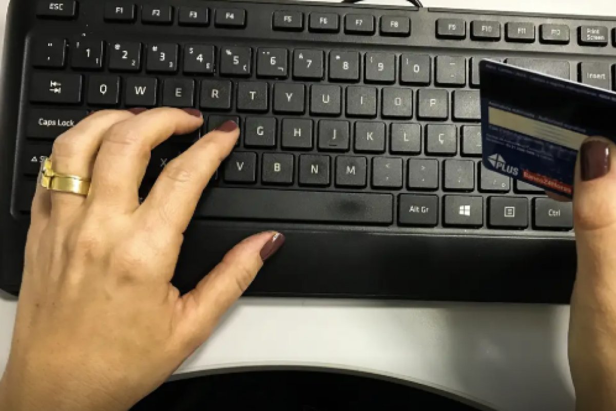 Consumidor utiliza loja física para testar produto, mas fecha compra no online, diz levantamento