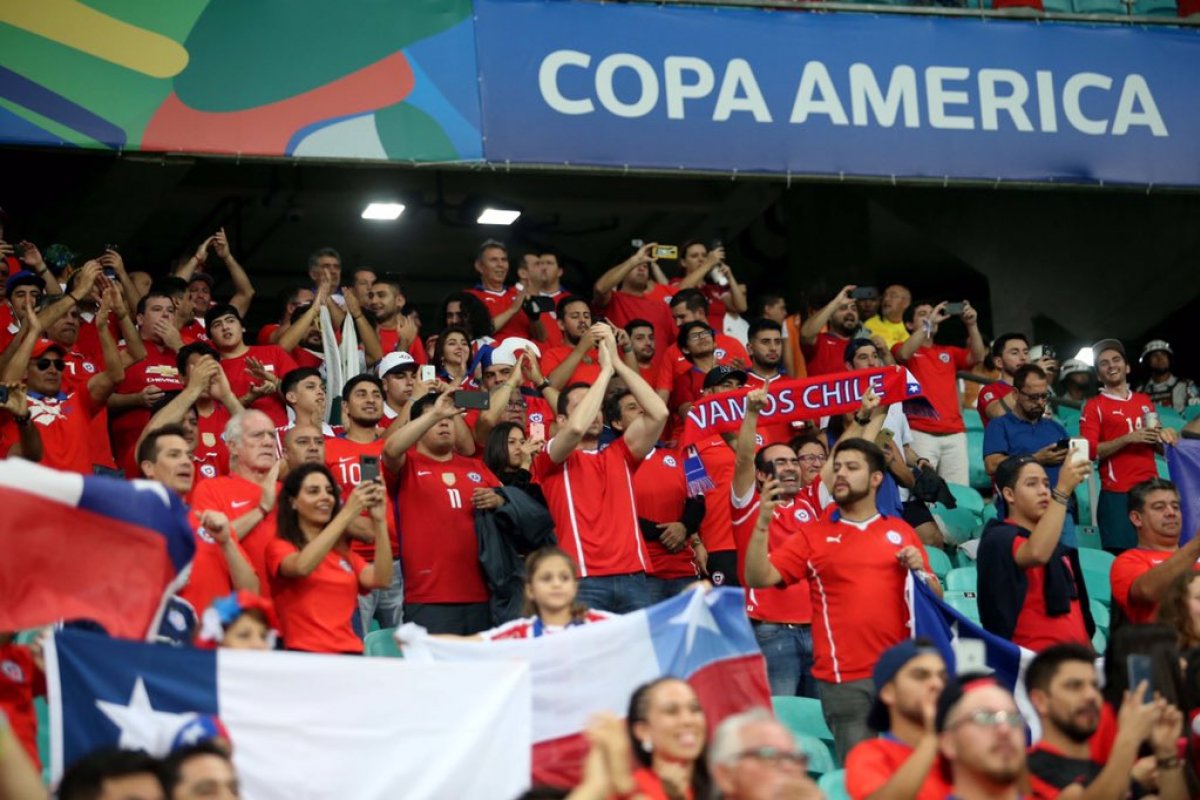 Com “mar vermelho” nas arquibancadas, Chile vence Equador e avança na Copa América 