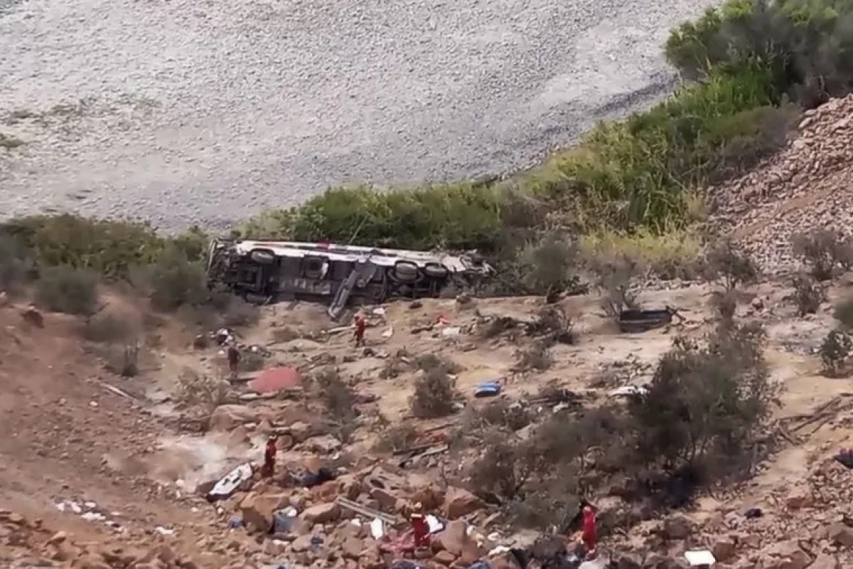Ônibus cai de penhasco no Peru e deixa pelo menos 37 mortos e 24 feridos