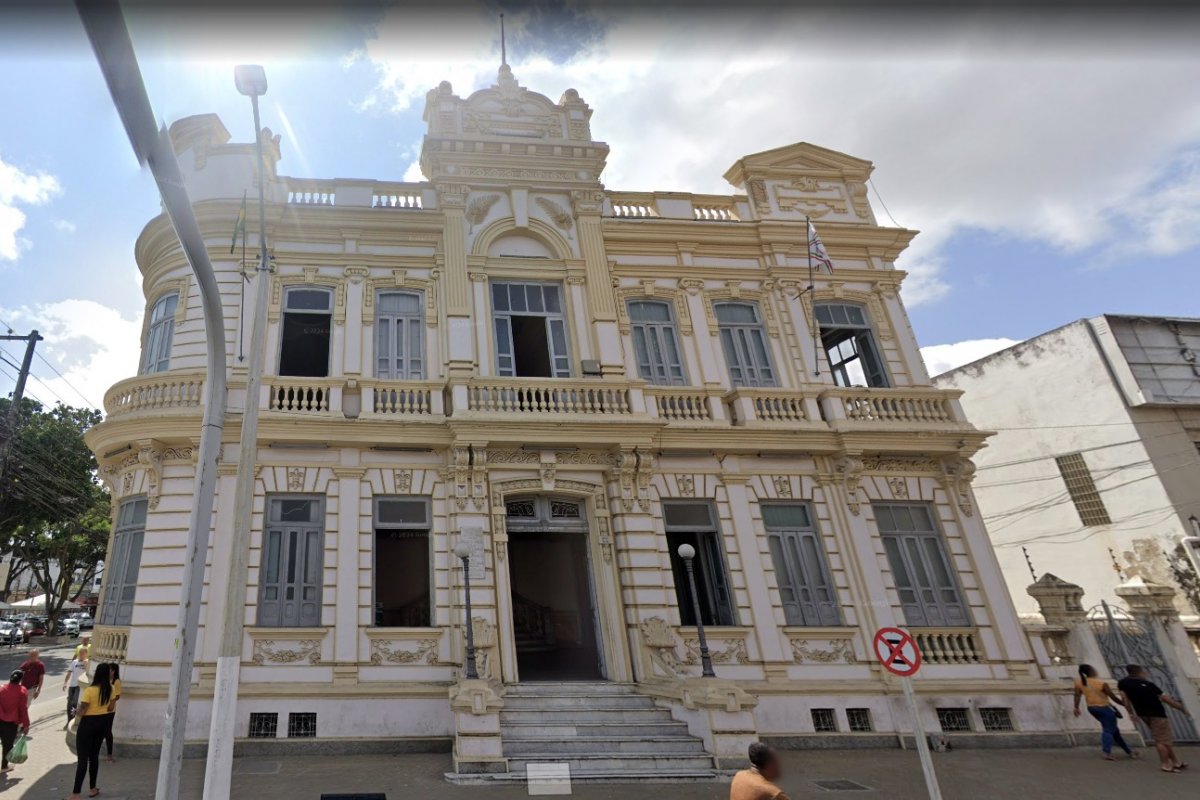 Justiça suspende aumento de salários do prefeito, vice-prefeito, secretários e vereadores de Feira de Santana