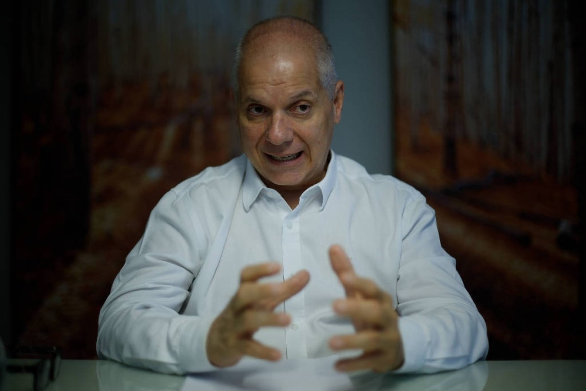 Polícia Federal prende ex-presidente do INSS em operação sobre descontos em aposentadorias