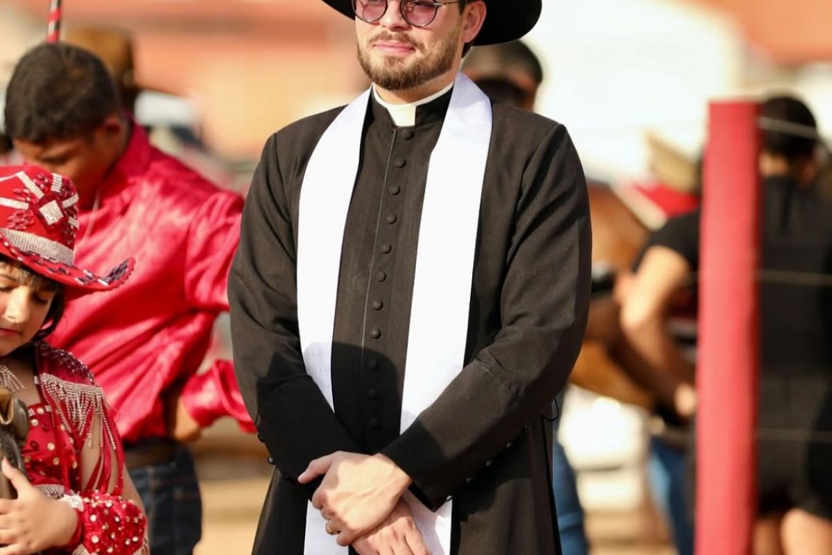 Vídeo: padre chama de ‘capeta’ pessoa que o gravou leiloando a própria cueca