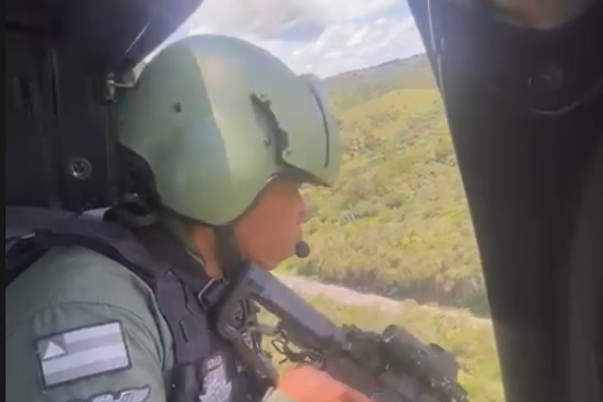 Vídeo: PM usa aeronaves para combater facção em região de mata no Recôncavo baiano
