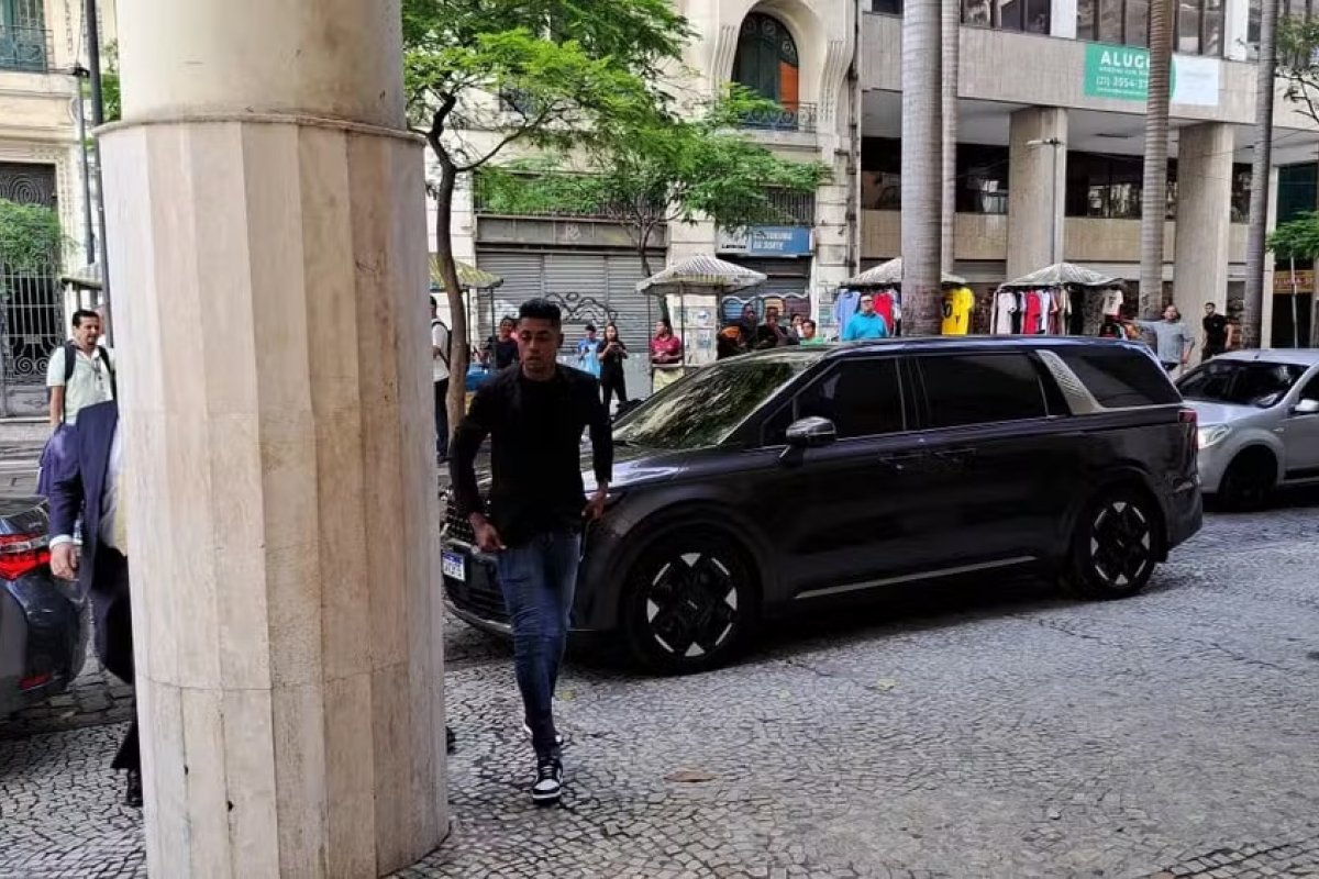 STJD libera Bruno Henrique de suspensão, mas aplica multa ao jogador do Flamengo 