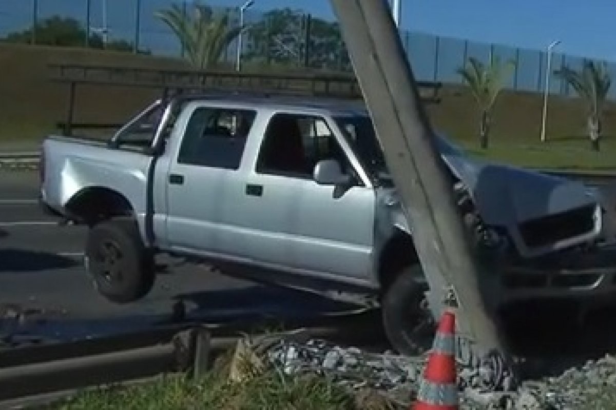 Acidente entre dois carros atinge poste na Avenida Paralela