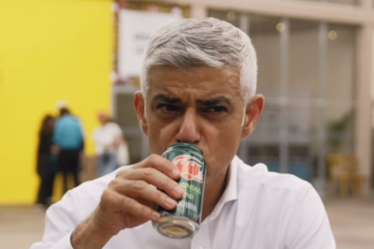 Vídeo: Prefeito de Londres prova petiscos brasileiros e critica guaraná