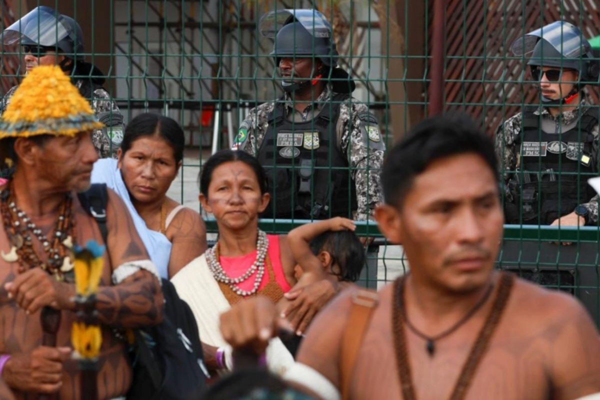 Vídeo: indígenas voltam a protestar e bloqueiam entrada da COP 30 em Belém
