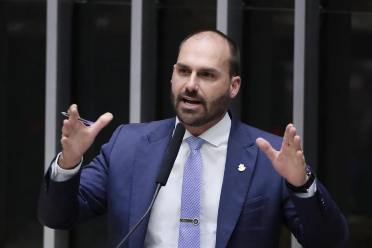 STF forma maioria para tornar Eduardo Bolsonaro réu por tentar coagir Corte sobre julgamento do pai