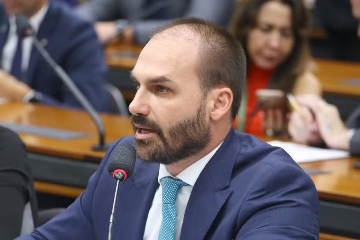 Vídeo: Após se tornar réu, Eduardo Bolsonaro diz que Moraes quer impedir direita de ter maioria no Senado em 2026