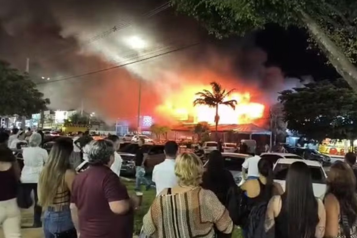 Vídeo: Incêndio de grandes proporções destrói bar, academia e padaria no Jardim Botânico, DF