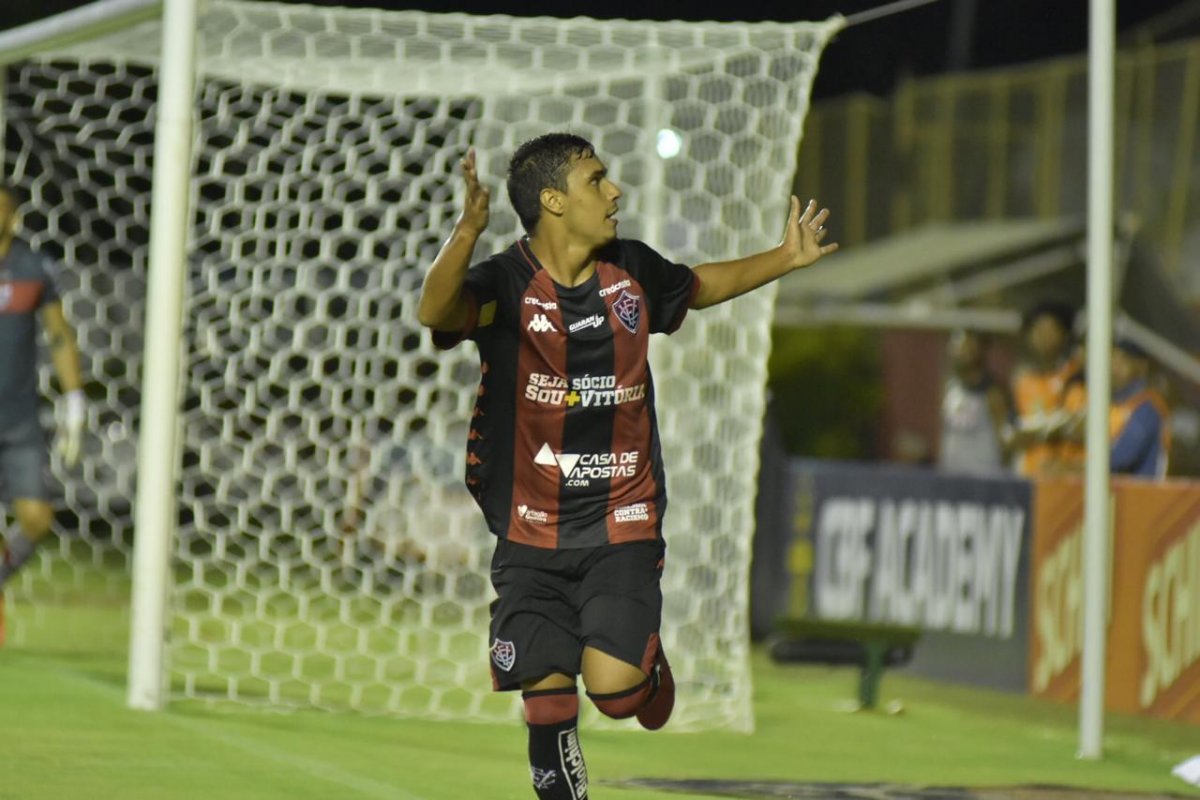 Com dupla "lei do ex", Vitória bate CRB pela Copa do Nordeste