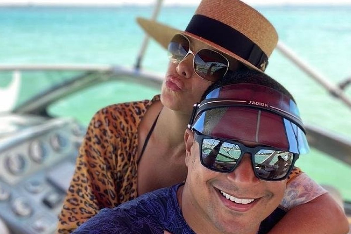 Carla Perez curte a Baía de Todos os Santos ao lado de Xanddy