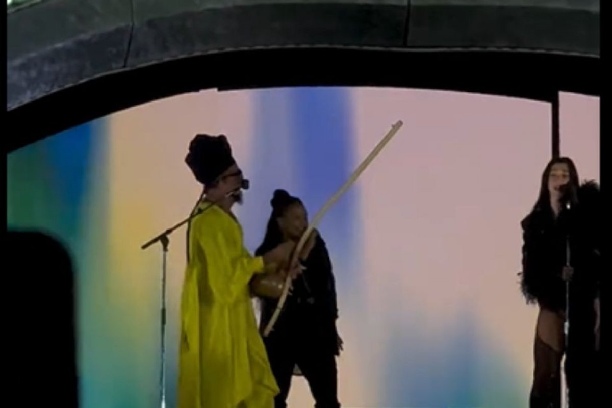 Vídeo: Dua Lipa canta e samba com Caetano Veloso e Carlinhos Brown em São Paulo