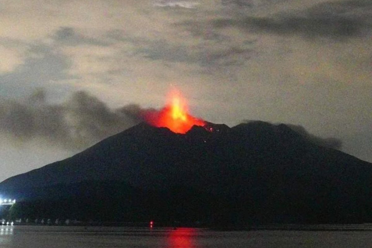 Vídeo: vulcão entra em erupção, e voos são cancelados no Japão
