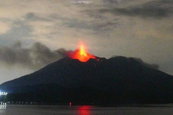 [Vídeo: vulcão entra em erupção, e voos são cancelados no Japão]