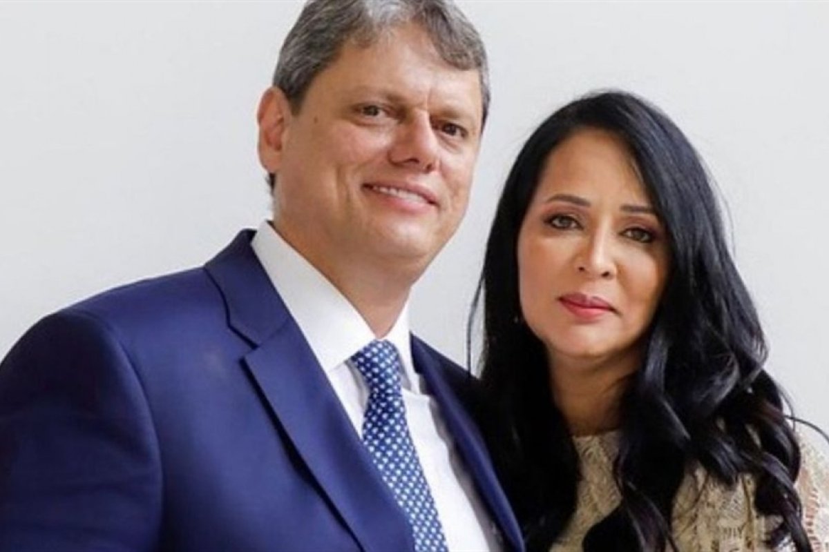 Tarcísio cria 45 vagas comissionadas em órgão presidido por primeira-dama