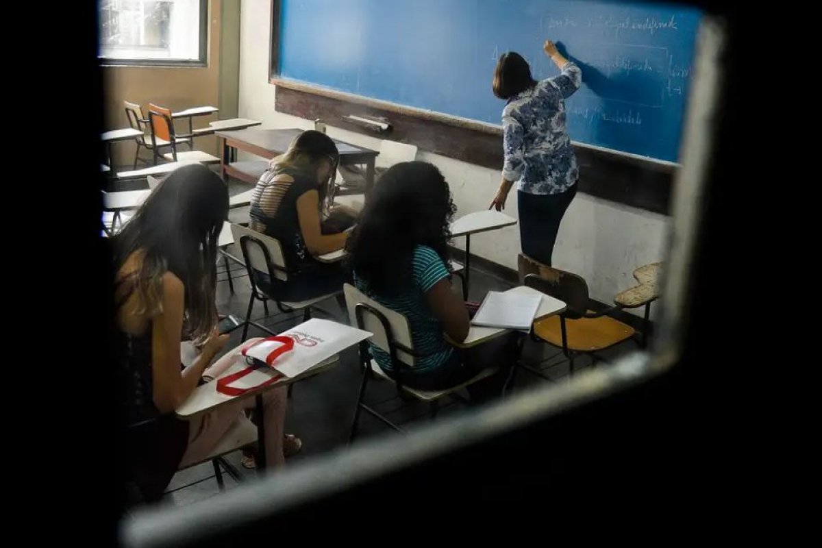 Brasil deve levar 16 anos para superar desigualdade racial no ensino médio, diz estudo