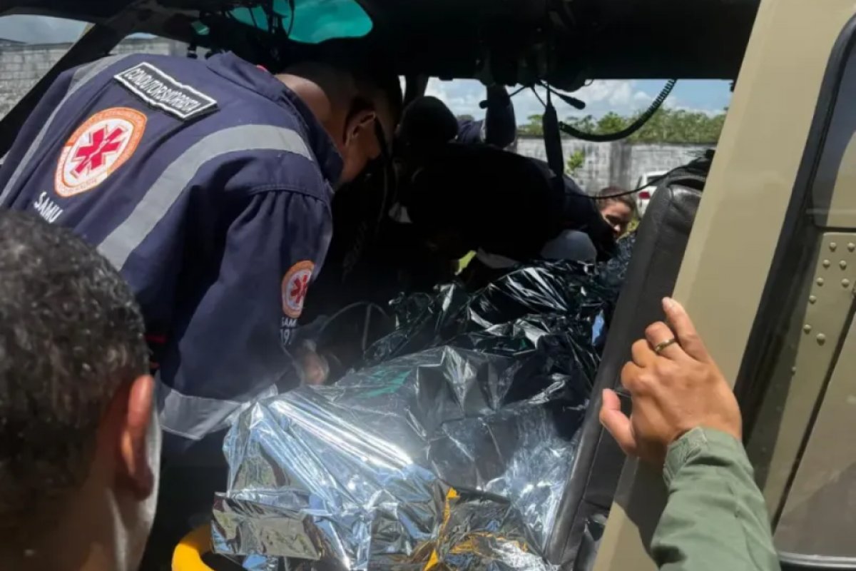 Vítima de acidente na BA-001 é transferida de helicóptero para o HGE