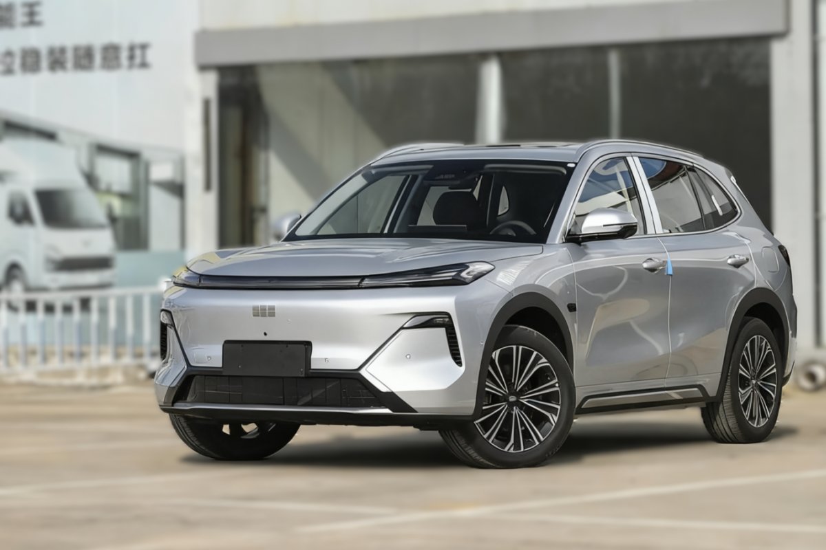 SUV híbrido da Geely ganha novidades e pode estrear no Brasil em 2026