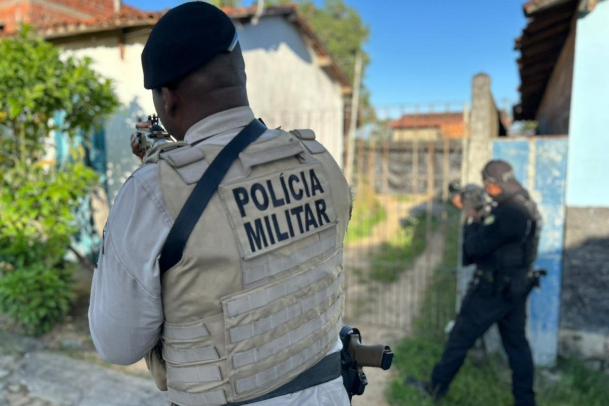 Mais de 10 suspeitos de tráfico e homicídios, com atuação em facção parceira do PCC, são presos na Bahia