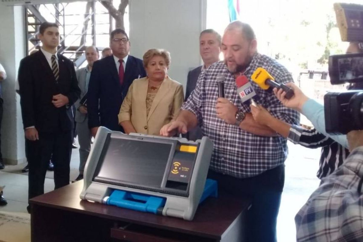 Justiça Eleitoral do Paraguai apresenta urnas eletrônicas que também imprimem o voto