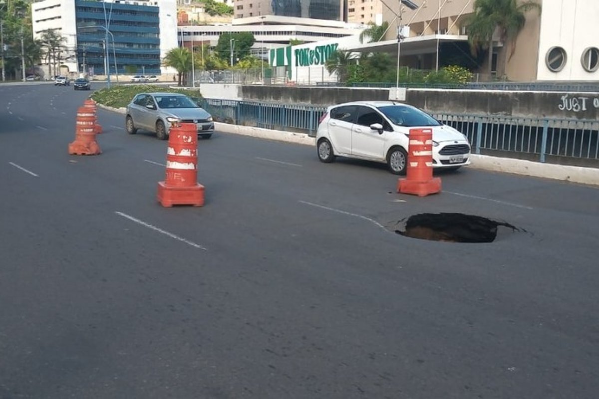 Cratera se abre em ponte na região da Avenida Tancredo Neves