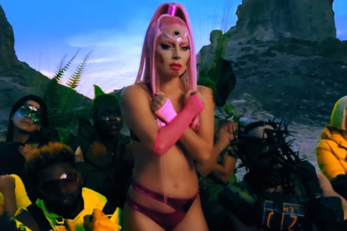 Lady Gaga retorna ao pop com clip colorido e futurista da música 'Stupid Love'