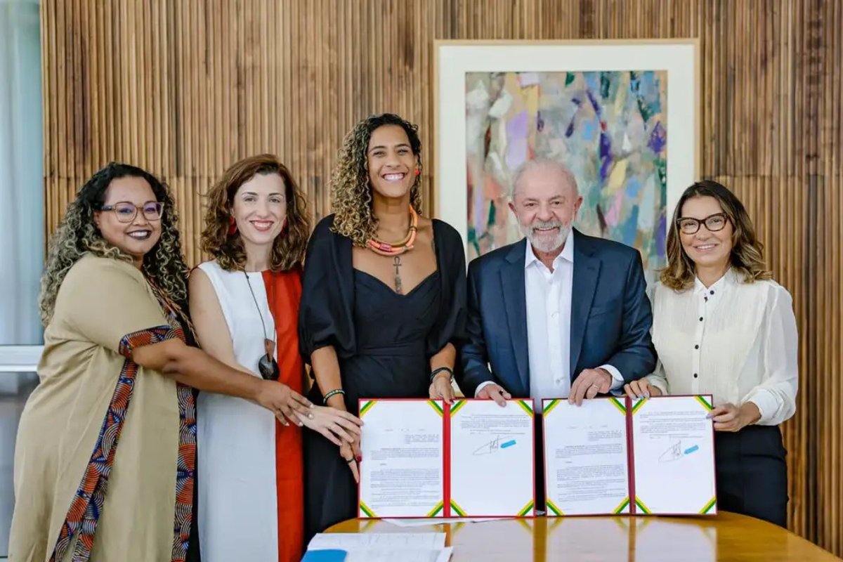 Lula assina decretos que desapropriam áreas para quilombolas em 14 estados