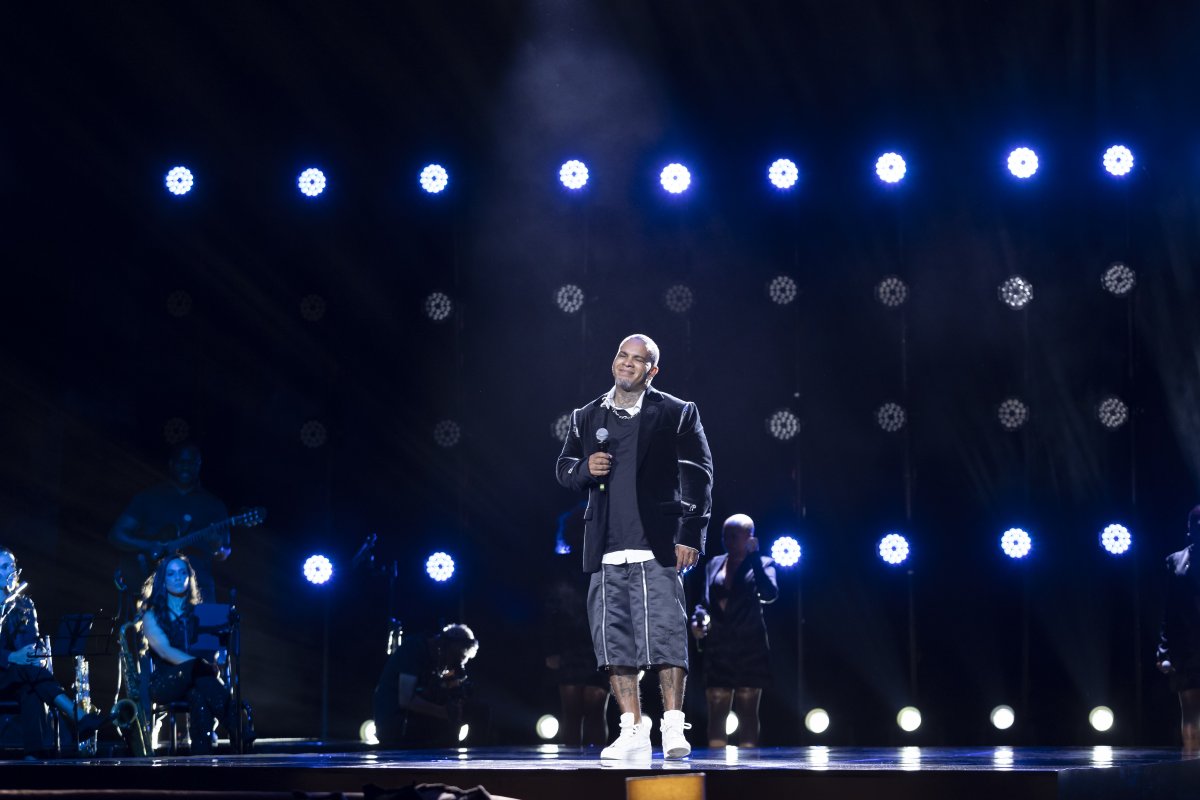 Rodriguinho lança medley especial com clássicos de sua carreira no projeto "Rodriguinho Acústico"!