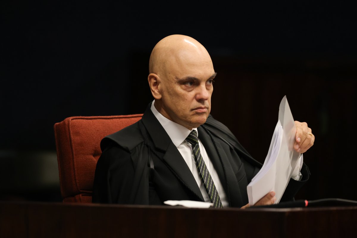 Moraes disse que Bolsonaro poderia usar aglomeração de apoiadores para tentar dificultar fiscalização da prisão domiciliar