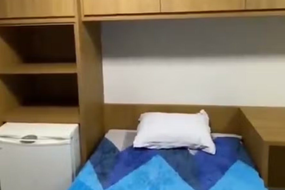 Vídeo: Sala da PF onde Bolsonaro está preso tem cama de solteiro, frigobar e ar-condicionado 