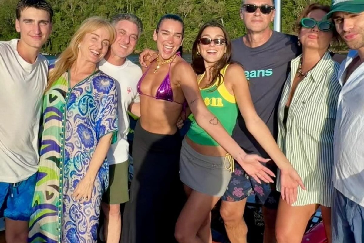 Dua Lipa visita Angra dos Reis ao lado de Angélica e Luciano Huck!