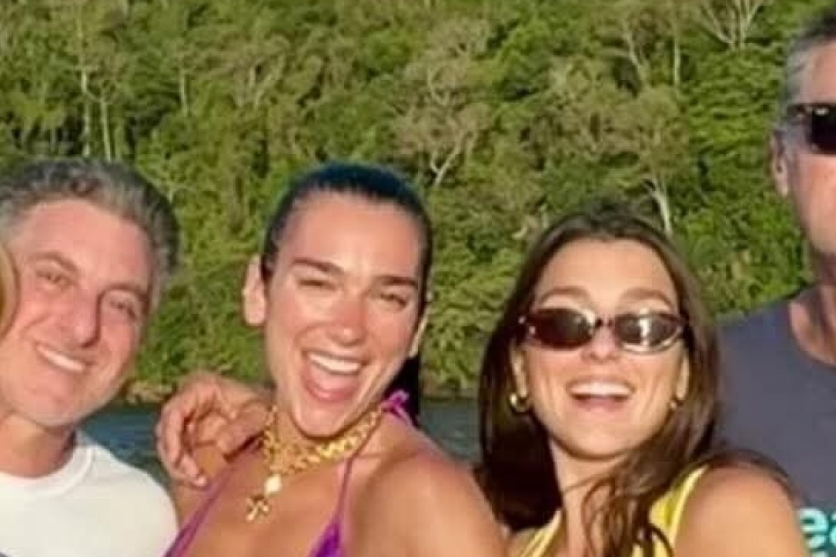 Dua Lipa visita Angra dos Reis ao lado de Angélica e Luciano Huck!