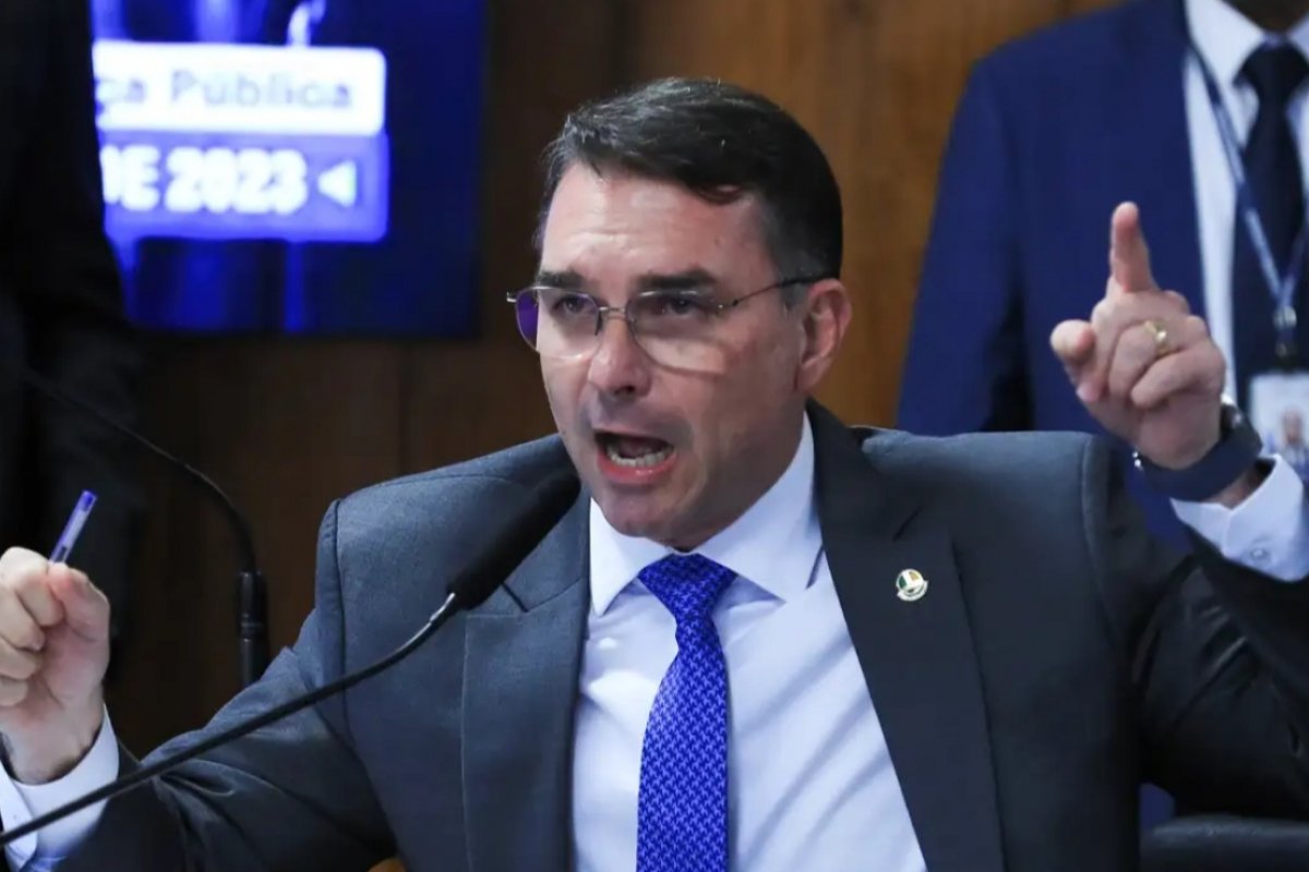 PSOL aciona PGR contra Flávio Bolsonaro por convocação de vigília 