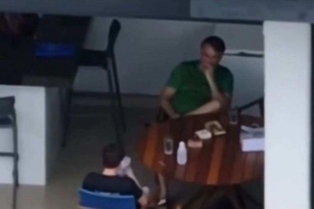 Erika Hilton acusa Nikolas Ferreira de usar celular perto de Bolsonaro