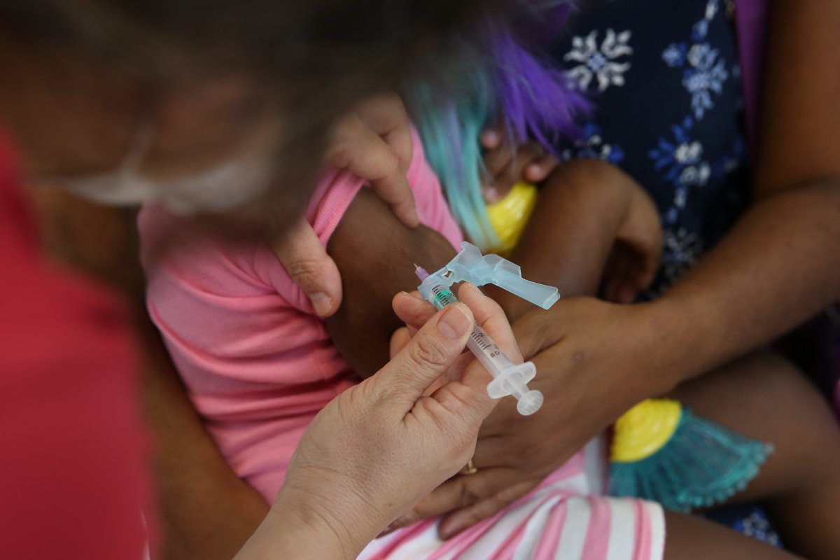 Dose única de vacina contra HPV não atinge mesma proteção contra principal forma associada ao câncer em meninas