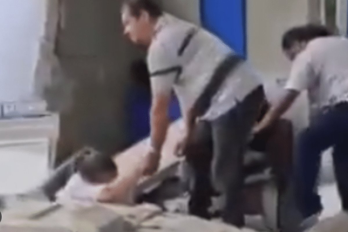 Ônibus atinge cabine de terminal no RJ e deixa mulher presa sob escombros