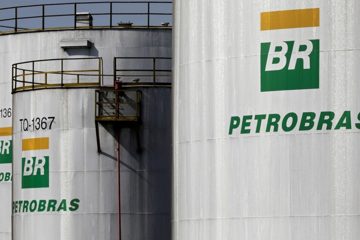 Petrobras reduz preço da gasolina e do diesel nas refinarias neste sábado (29)